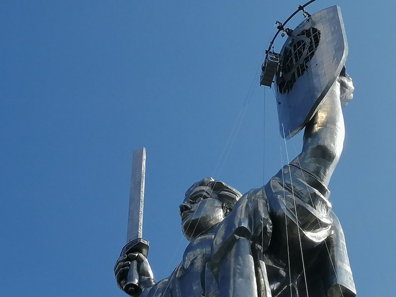 Демонтаж герба СРСР на щиті Батьківщини-матері в Києві