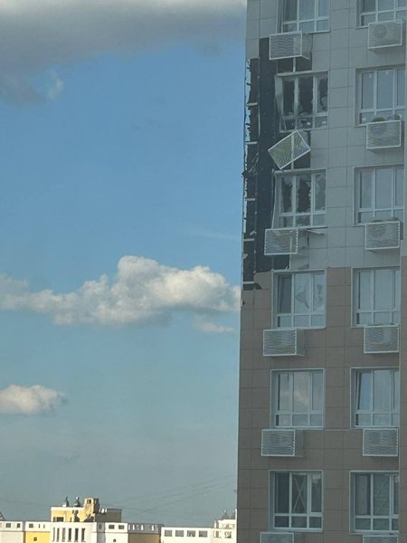 Поврежденный фасад дома в Белгороде