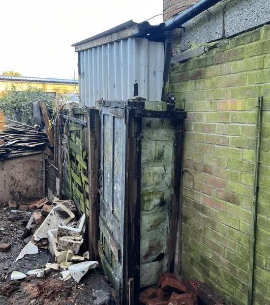 занедбаний дім тераса