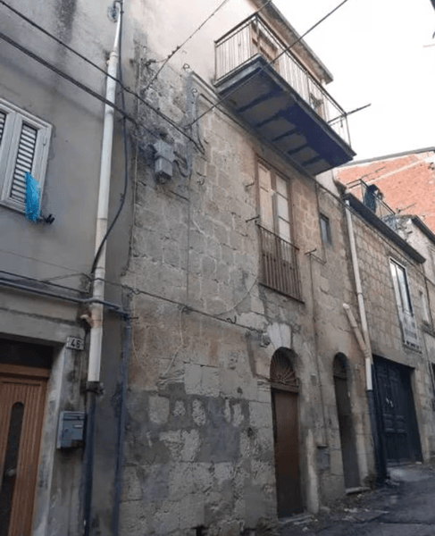 Старий кам'яний будинок у Муссомелі, куплений за програмою дешевої нерухомості в Італії