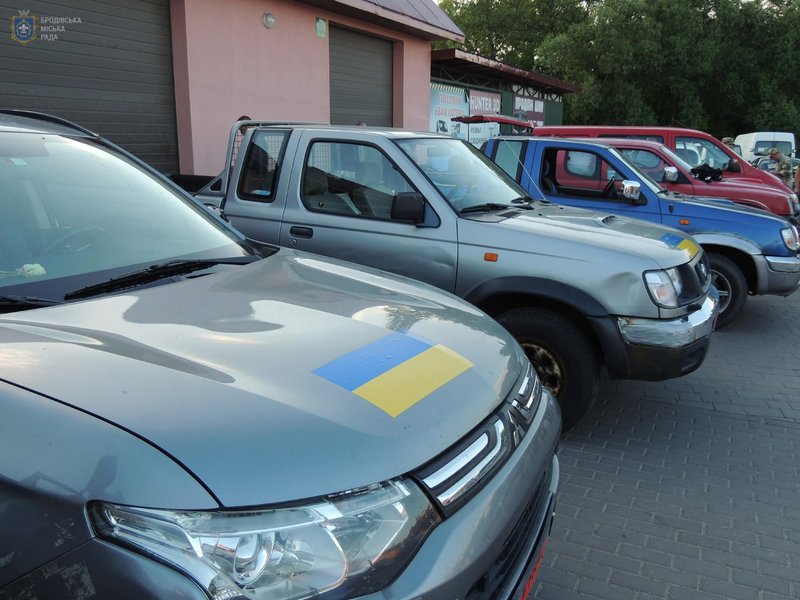 Капоты авто украсили украинскими флагами