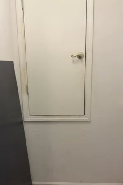 Жутка игровая комната, тайная комната в доме, новый дом, комната за дверью, тайная дверь, покупка дома, недвижимость