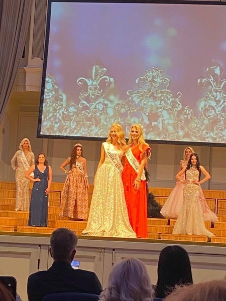 Учасниці на сцені конкурсу