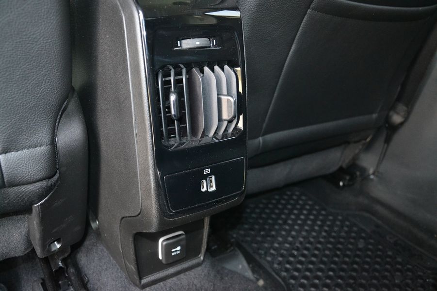 Для задних пассажиров есть USB-порты и розетка для задних пассажиров