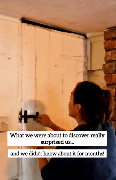 Жінка знайшла потаємні двері, таємничі двері, потайна кімната, фермерський будинок, будинок 19 століття, несподівана знахідка, потаємні сходи