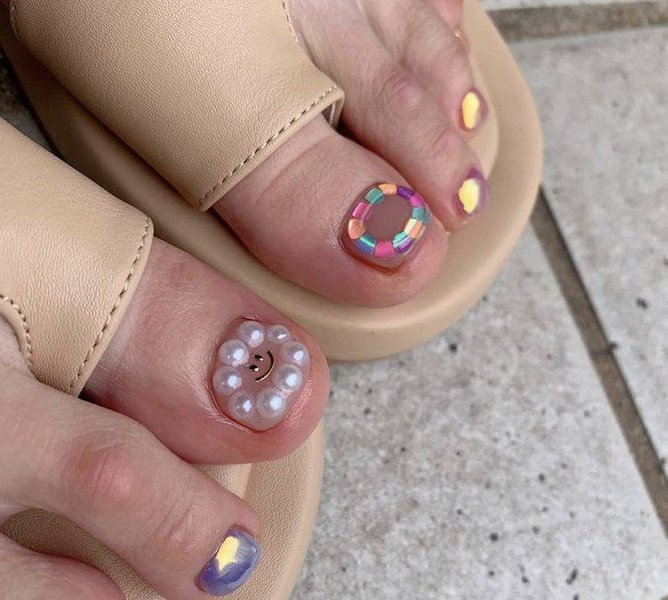 тренды педикюра 2022, модный педикюр, педикюр с блестками