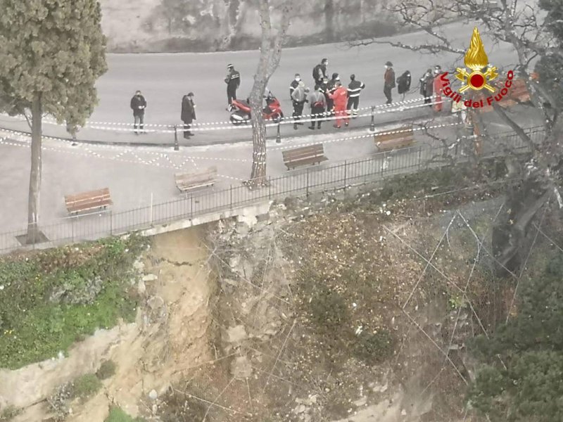 кладбище, оползень, Италия