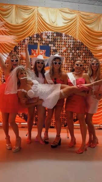 марго робби подружка невесты, свадьба подруги