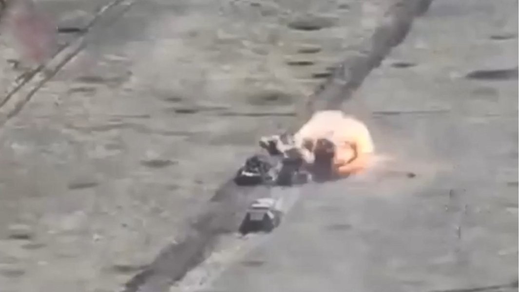 російські бронемашини підриваються на мінах Бої на сході, 79 ОДШБр, Курахове, танки ЗС РФ, підрив, міни