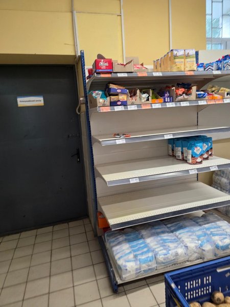 Напівпорожні полиці в магазинах