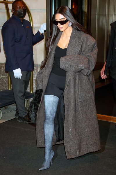 Balenciaga, ким кардашьян, сапоги чулки, пальто, твидовое пальто, пальто оверсайз, тренды сезона осень 2021