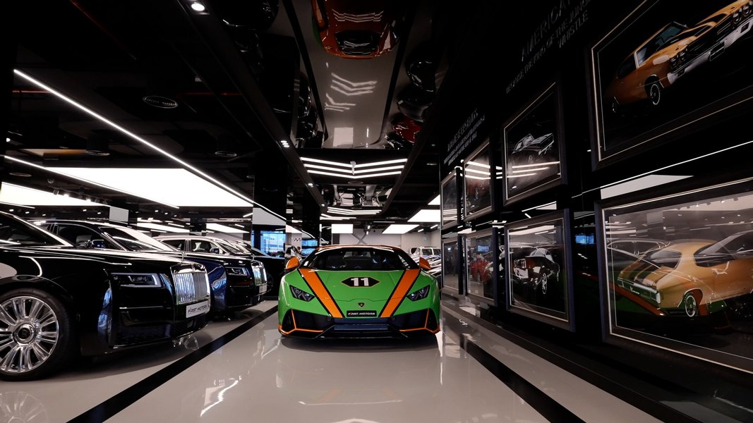 Самый дорогой автосалон, автосалон в Дубае, Ferrari SF90, Ferrari LaFerrari, Porsche 911 GT1, Bugatti Divo