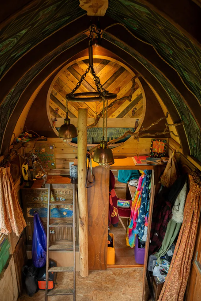 Жінка звела із брухту невеликий будиночок та живе там з двома своїми дітьми, Ембер Сміт, Велика Британія