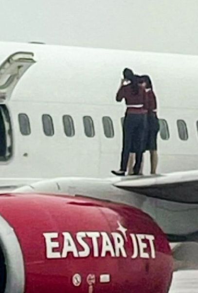 Стюардесса вышла на крыло самолета, чтобы сделать красивый снимок, авиакомпания теперь проводит расследование, курьезы