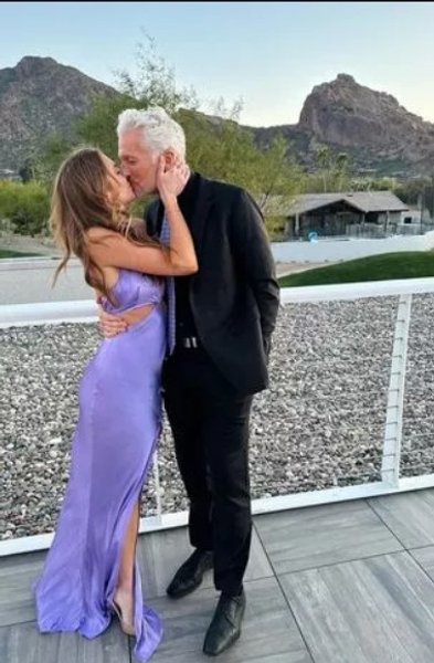 Емілі і Майкл - обійми і поцілунки