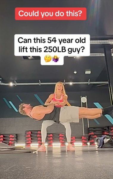 Відео TikTok, танці на пілоні, жінка, 54 роки, вага, тренажер