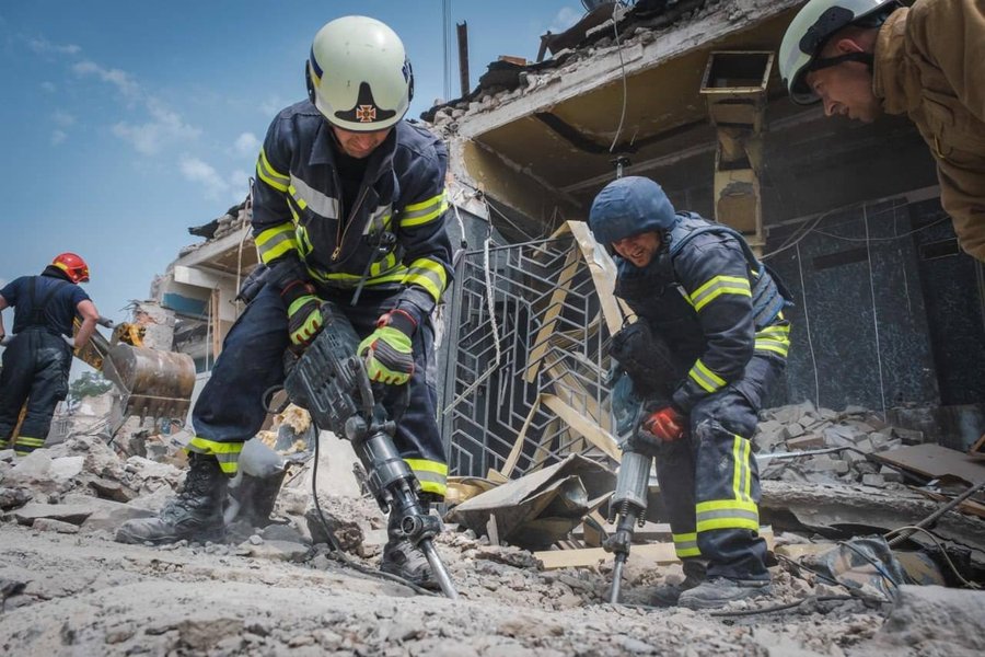 Разбор завалов после обстрела Краматорска