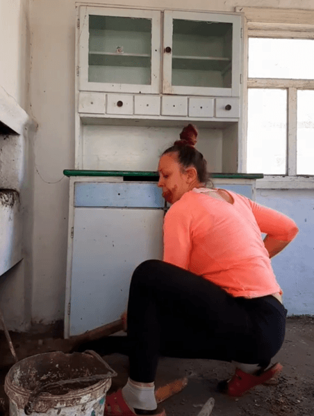 Жінка виїхала з Києва в село, щоб жити в покинутому будинку бабусі