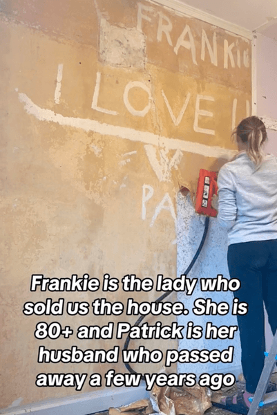 Оставили послание в старом доме, послание, записка, записка под обоями, делала ремонт, старые обои, старый дом, любовное послание