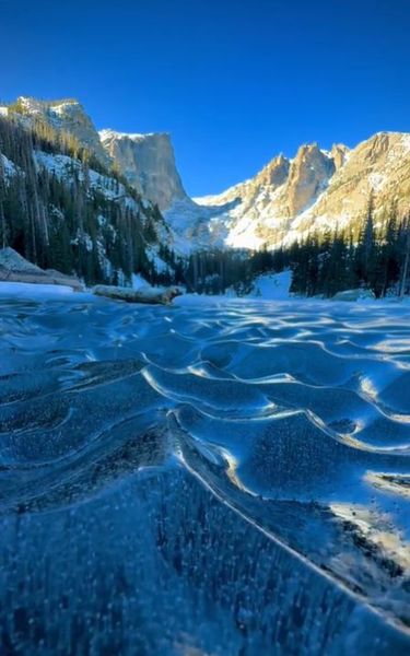 Мужчина увидел высоко в горах замерзшие волны на озере, как это возможно, странное явление