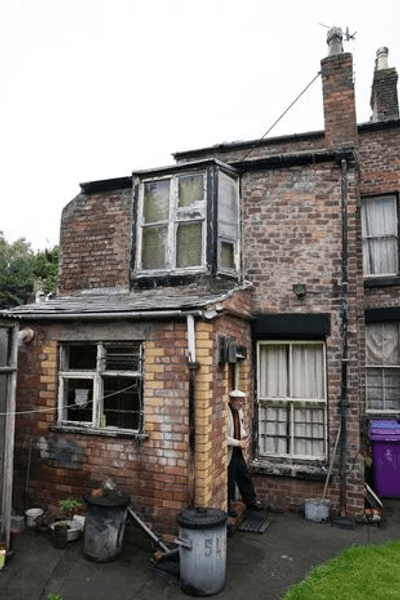 Чоловік понад 60 років нічого не міняв у будинку, пенсіонер, старий будинок, житло в Англії, ремонт у будинку, застиг у часі,