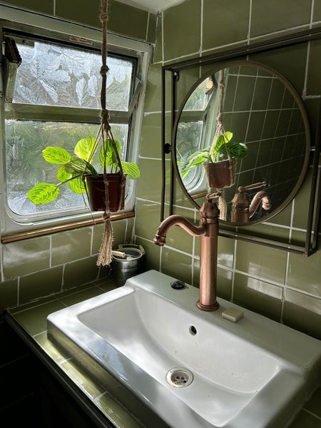 Лодку переделали в дом, аренда жилья, дом для сдачи в аренду, дом на воде, судно, шикарная гостиная, ремонт лодки