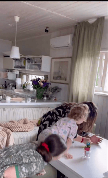 Наталія Могилевська з доньками