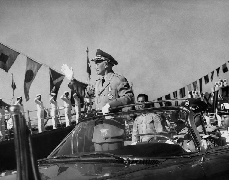 Чан Кайши, президент Китайской Республики, едет в открытом автомобиле во время осмотра военных кораблей на военно-морской верфи Цзоин в городе Гаосюн, Тайвань, примерно 1965 год