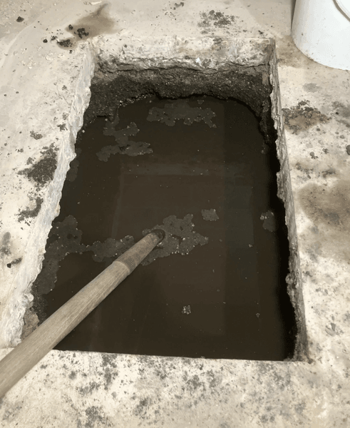 Обнаруженная под бетонным основанием лужа воды, найденная владельцем дома при вскрытии пола подвала