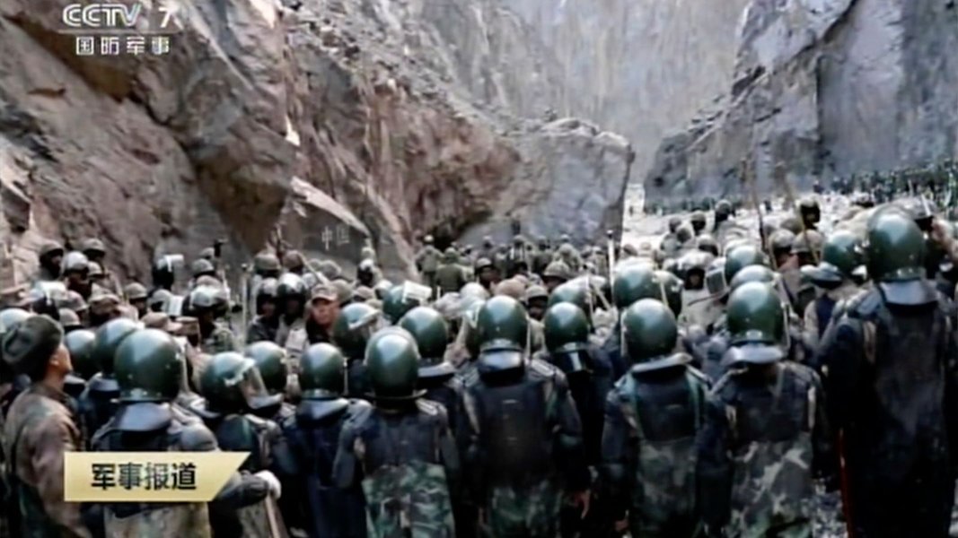 Рукопашний бій армій КНР та Індії