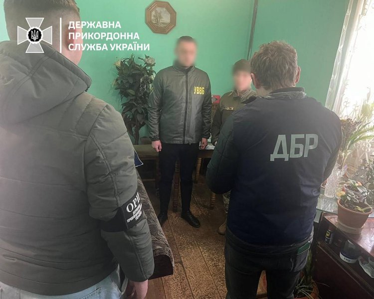 Правоохранители задержали пограничницу на взятке