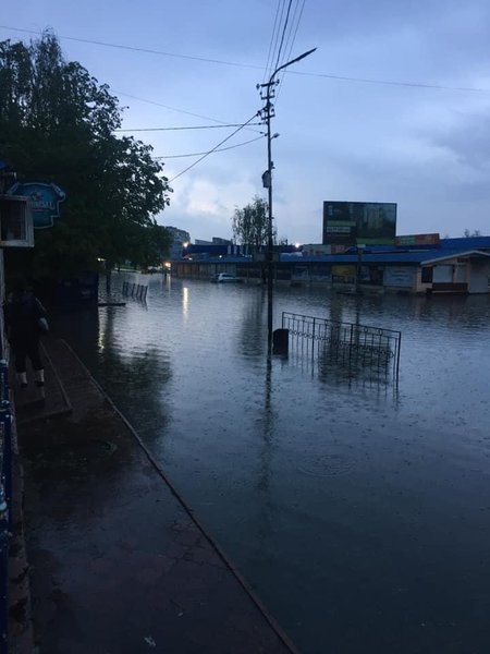 Вулиці Червонограда залило водою під час дощу