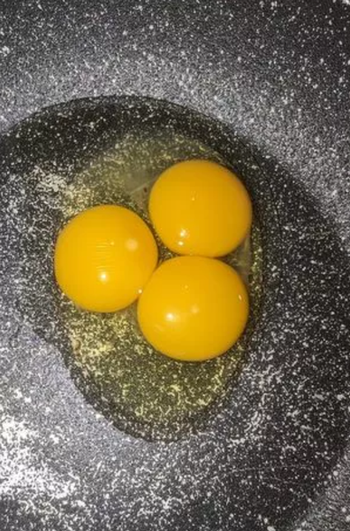 Курица снесла яйцо с тремя желтками, курьезы, приколы, Великобритания, аномалии, фото, интересные новости