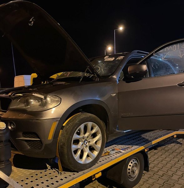 премиальные авто, кроссоверы премиум класса, гуманитарная помощь, Audi Q7, BMW X5, Porsche Cayenne