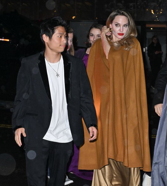 Анджелина Джоли с сыном Паксом