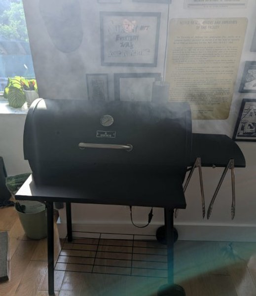 Гриль в комнате, шашлык, барбекю, мангал в гостиной, мужчина готовит шашлык в доме, дым, угарный газ, огонь в доме,