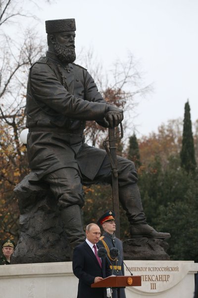 памятник Александру Третьему, памятник царю, Ливадия, Владимир Путин, Александр третий, Александр III, любимый царь Путин, кому подражает Владимир Путин, история России, российская империя, армия и флот,