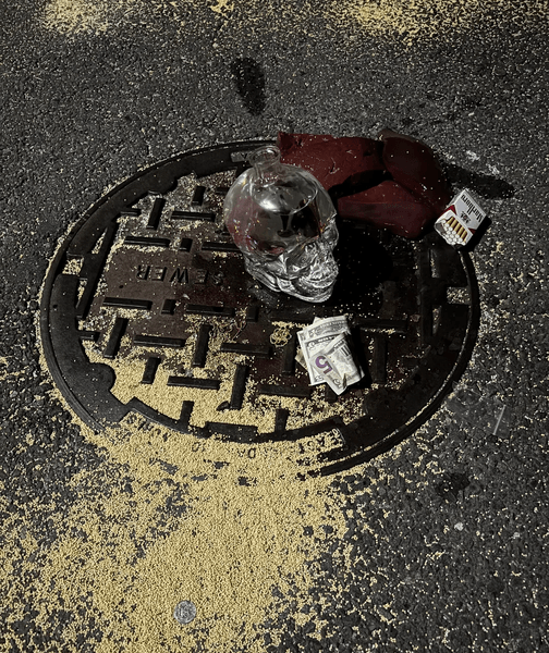 Алтарь, необычный тайник, тайник с подношениями, выпивка, алкоголь, деньги, оставили на улице, вещи на улице, разбросали по городу