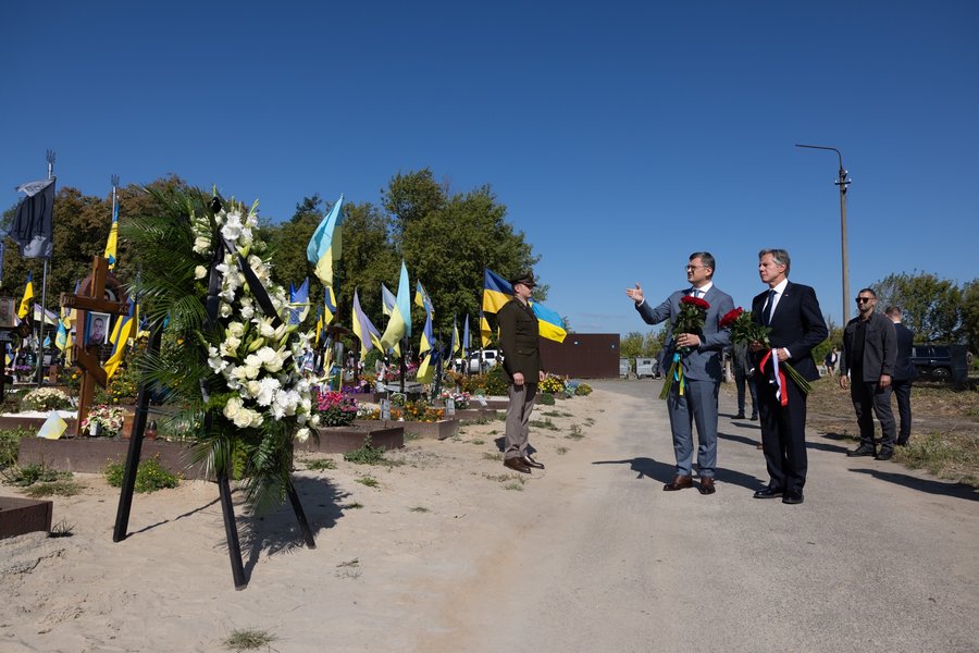 Визит Блинкена в Киев: посетил Берковецкое кладбище