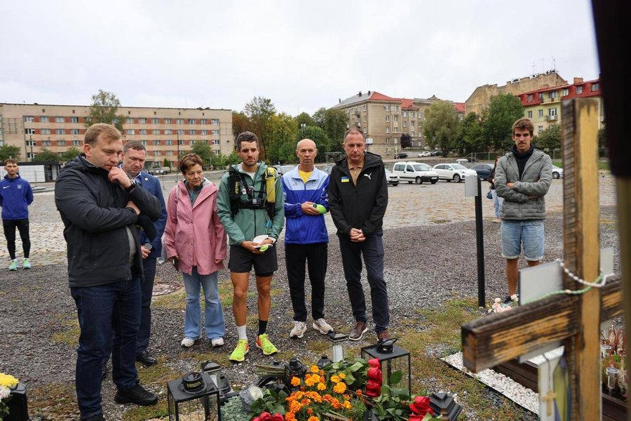 Фредерік Сплендоре біля Поля почесних поховань у Львові після фінішу благодійного забігу