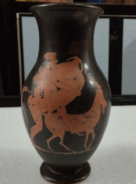 античная ваза, подделка, репатриация, греческие древности, современная отделка, 5 век до н.э., греческая культура, ваза, исследование, историческое наследие, подлинность, история, археология