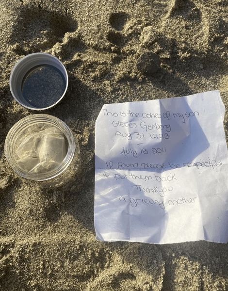 Мужчина с металлоискателем, поиск пропавших предметов, охотник за сокровищами, пляж, необычная находка, прах, банка с прахом, записка,