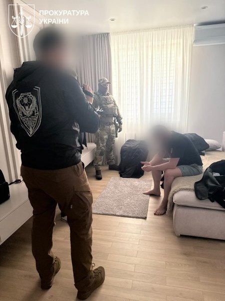 В Украине разоблачили коррупционную схему в полиции, где чиновников подозревают в "крышевании" незаконных студий с интимным контентом.