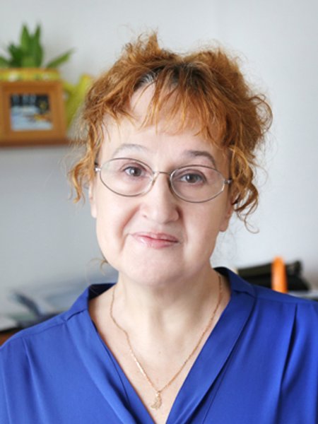 

Элина Свенцицкая: "Странно, когда предателями называют людей, которые по разным причинам находятся в каком-то конкретном месте. С таким же успехом предателями можно назвать всех представителей одного вероисповедания. Все не бывают предателями"
