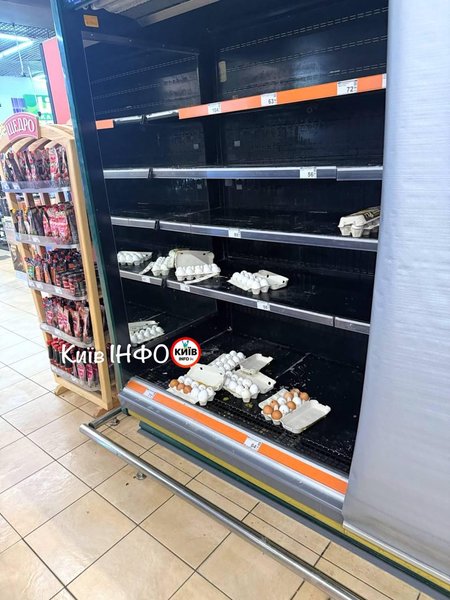 Напівпорожні полиці в магазинах
