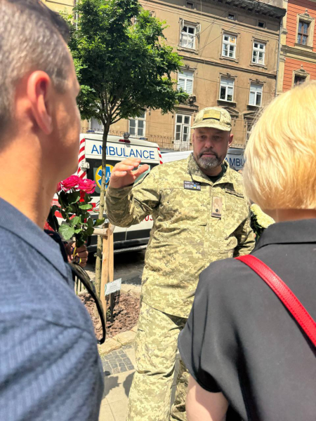 Олег Тягнибок на церемонії прощання Вбивство Ірини Фаріон, Львів, Гарнізонний храм, поховання, 22 липня, Тягнибок