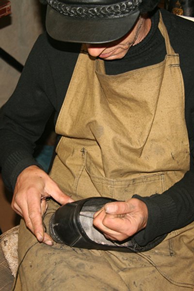 

По наследству. Сапожному делу Колю научил папа. Отец не просто менял набойки на туфлях и приклеивал подошвы к старым ботинкам, он делал модели новой обуви. Коля тоже это умеет
