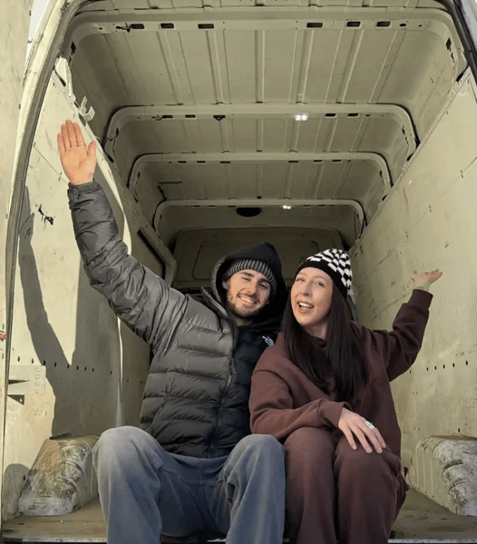 Супруги сделали из фургона уютный дом на колесах, не имея никакого опыта