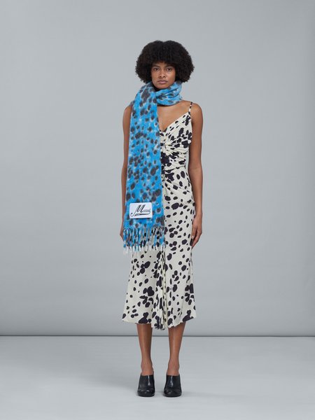 модный шарф, модные тренды, шарф с логотипом, тренды 2022, тренды осень 2022