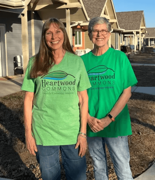 Сестры воссоединились спустя 40 лет, две сестры, сестры, сестры живут вместе, сестры проводят старость вместе, община,